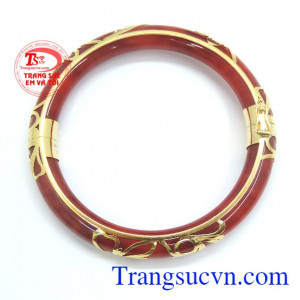 Vòng ngọc hoa văn tinh tế, vòng ngọc cẩm thạch thiên nhiên. Vòng bọc vàng 10k ngọc đỏ mận