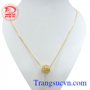 Bộ trang sức dây chuyền 10k là món quà ý nghĩa dành cho người thân, bạn bè.