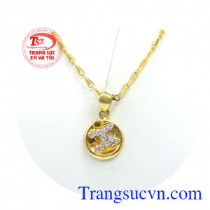 Sản phẩm bộ dây chuyền vàng, dây nữ vàng màu kết hợp với mặt dây chanel kiểu đẹp quý phái, đem lại nét trẻ trung, hiện đại cho người đeo.