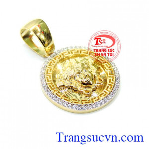 Là bộ mặt kết hợp giữa vang màu và vàng trắng sáng bóng mang đến cho khách hàng cái nhìn mĩ quan về sản phẩm, Mặt dây 10k 