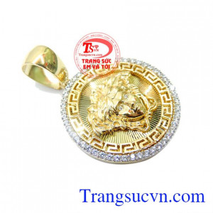 Mặt dây vàng nam đẹp vàng màu gắn kết đá tinh tế, được người dùng ưa chuộng với dòng thời trang hàng hiệu