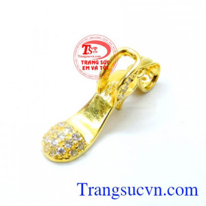 Chiếc hài may mắn vàng 10k là món quà dành tặng phái nữ mặt dây chuyền vàng tây kiểu dáng đẹp.