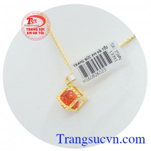 Bộ trang sức vàng tây đá đỏ phù hợp làm quà tặng cho người thương vào những dịp đặc biệt, gắn kết yêu thương.