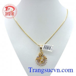 Bộ sản phẩm dây chuyền mặt dây vàng, bộ dây chuyền vàng nữ mỳ phù hợp đảm bảo chất lượng vàng trên từng sản phẩm,dây chuyền nữ vàng kết hợp cùng mặt dây vàng 18k sang trọng.
