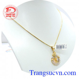 Bộ sản phẩm dây chuyền mặt dây vàng là món quà trao yêu thương, nhận ân tình hạnh phúc.
