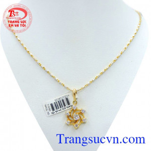 Bộ dây chuyền nữ trang đẹp là bộ sản phẩm dây chuyền kết hợp cùng mặt dây Hoa Tuyết chế tác tinh xảo, kết cấu hoàn mỹ là trang sức tô đậm vẻ đẹp mỏng manh, thanh nhã cho bạn gái hiện đại.