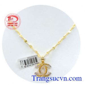 Bộ nữ trang vàng mặt dây, bộ mặt dây chuyền nữ phù hợp mọi lứa tuổi, hợp thời trang và sang trọng quý phái dễ kết hợp với trang phục.