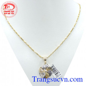 Nữ trang mặt đây nhiều cánh giao hàng trên toàn quốc.