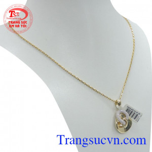 Nữ trang mặt dây đẹp quý phái gồm dây chuyền nữ chữ O vàng và mặt dây chữ D đảm bảo chất lượng, uy tín.
