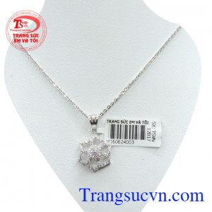 Nữ trang vàng trắng bộ 18k, sản phẩm bộ trang sức vàng trắng 18k dây chuyền cùng mặt dây với kiểu chế tác tinh xảo 3d,mẫu mã sản phẩm được ưa chuộm trên toàn quốc.