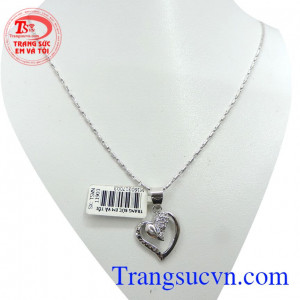 Bộ dây chuyền mặt dây vàng trắng 18k mang đến cho người đeo vẻ đẹp thời trang và duyên dáng.