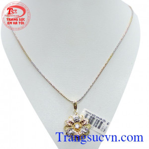 Dây nữ vàng ý 3 màu đảm bảo chất lượng bền đẹp đảm bảo chất lượng tuyệt đối, an toàn khi sử dụng, đep nữ tính đảm bảo,  mặt hoa tình yêu nhiều cánh tượng trưng cho tinh yêu bất diệt. Nữ trang bộ vàng 18k hoa tình yêu