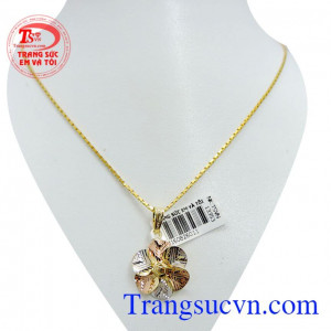 Nữ trang bộ hoa 6 cánh vàng kết hợp giữa dây chuyền Italy dạng mảnh đẹp và mặt dây thanh lịch, thiết kế đơn giản khỏe khoắn, mang lại tự tin cho người đeo.