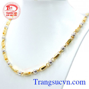 Dây chuyền đa dạng mẫu dây vàng và kiểu phù hợp mọi lứa luổi có thể đeo làm tôn lê sự tinh tế và lịch lãm cho bản thân.