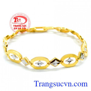 Công ty trang sức em và tôi bán lắc tay dành cho nữ sản phẩm đảm bảo chất lượng vàng.