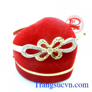 Chế tác vòng tay tinh tế, hợp thời trang và trang phục. Lắc tay nữ mặt hoa vàng tây