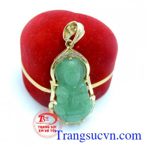 Mặt dây quan âm đá quý bọc vàng làm cân bằng huyết áp động mạch, chống lại ảnh hưởng của thời tiết.