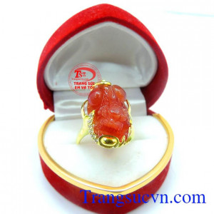 Nhẫn nữ tỳ hưu bọc vàng đá đỏ