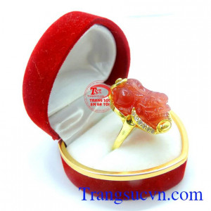 Nhẫn nữ tỳ hưu ngọc cẩm thạch sang trọng. Nhẫn nữ tỳ hưu bọc vàng đá đỏ