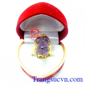 Nhẫn vàng màu tinh tế gắn tỳ hưu đá thiên nhiên. 
