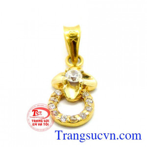 Trang sức Em và Tôi  luôn đảm bảo về chất lượng, chế tác tinh xảo, là món quà ý nghĩa tặng phái đẹp trong các ngày lễ, kỷ niệm.