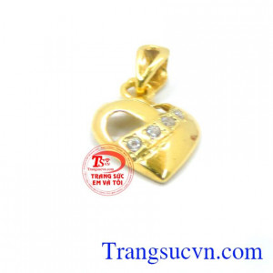 Công ty trang sức em và tôi bán mặt dây chuyền vàng tây 10k giá rẻ kiểu dáng hiện đại nữ tính bán hàng toàn quốc giao hàng tận nơi. Mặt trái tim vàng tình yêu gắn kết tình yêu thương.
