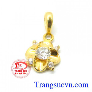 Mặt dây nữ vàng tây kiểu đẹp kết hợp với dây chuyền vàng mang lại vẻ xinh xắn, tinh tế. Mặt dây nữ vàng tây kiểu đẹp bảo hành 6 tháng.