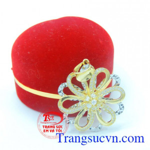 Mặt dây nữ vàng 10k tinh xảo được thiết kế hình bông hoa mang lại sự thanh lịch, tinh tế.
