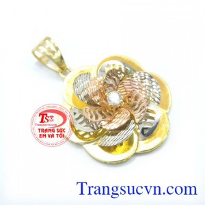 Mặt dây vàng hoa nhiều cánh được chế tác đẹp mắt, tinh xảo. 