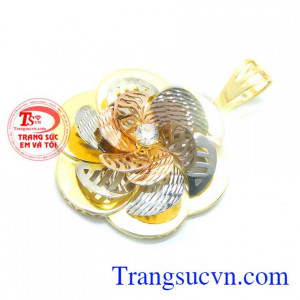 Mặt dây chuyền nữ vàng quý phái dễ kết hợp cùng nhiều kiểu dây chuyền vàng là món quà ý nghĩa cho người thương. Công ty chung tôi chuyên cung cấp các loại vàng bạc đá quý. Mặt dây vàng hoa nhiều cánh 
