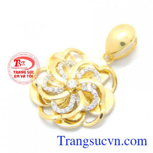 Trang sức Em và Tôi chuyên cung cấp các loại vàng tây mặt hoa vàng 10k đẹp. Mặt dây vàng 10k nữ tinh tế