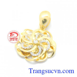 Mặt dây chuyền nữ, chất lượng đảm bảo, chế tác tinh xảo, là món quà ý nghĩa tặng phái đẹp trong các ngày lễ, kỷ niệm. Mặt dây vàng 10k nữ tinh tế