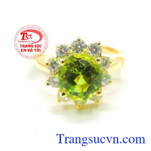 Bán chiếc nhẫn nữ vàng tây 14k đính đá peridot lục vàng thiên nhiên đẹp, sang trọng.