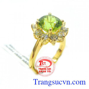 Nhẫn thiết kế đơn giản mà vẫn toát lên được vẻ sang trọng quý phái bởi chính chất lượng của vàng. Nhẫn nữ peridot vàng 14k nữ tính