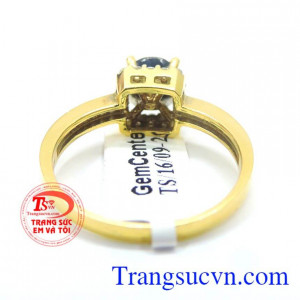 Thiết kế với các vòng xuốn đính đá tấm xung quanh tạo vẻ sang trọng, quý phái. Nhẫn nữ đá sapphire vàng 10k