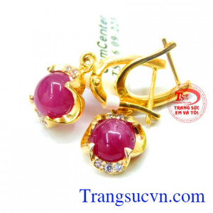 Hoa tai nữ ruby thiên nhiên quý phái với màu đá đỏ hồng hợp thời trang và hợp mệnh.