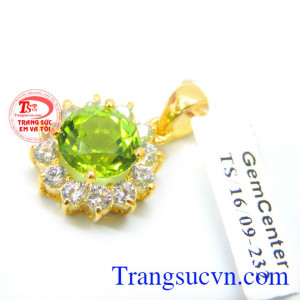 Mặt dây peridot làm quà tặng đẹp, sang trọng mang lại nhiều may mắn trong tình yêu.