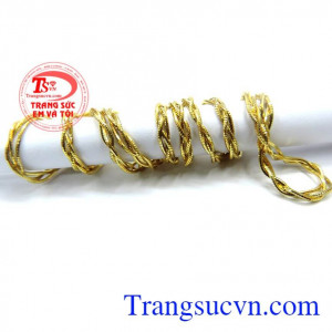 Chiếc dây kết hợp 3 sợi vàng 10k bằng vàng tây hai màu hợp thời trang và sang trọng