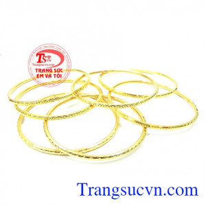 Sản phẩm được chế tác từ vàng tây 10k bền đẹp, sáng bóng. Vòng tuần nữ móc khóa kiểu sáng