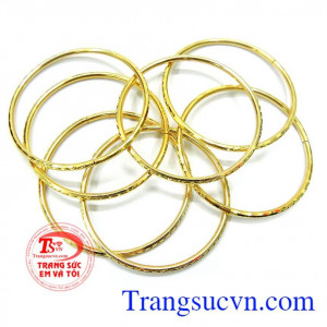 Sản phẩm thích hợp với nhiều kiểu trang phục. Vòng tuần nữ móc khóa kiểu sáng