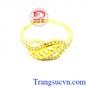 Nhẫn nữ kiểu chế tác đẹp sản phẩm vàng là món quà thích hợp làm quà tặng trong các dịp kỷ niệm,lễ tế và sau dịp đi công tác xa. Nhẫn nữ vàng tây bậc thang tình yêu