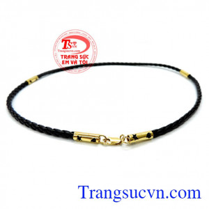 Sản phẩm dành dây da bọc vàng cho nam đeo cùng với mặt dây