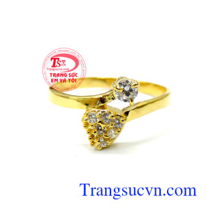 Là món quà ý nghĩa nhẫn đeo nhỏ và xinh xinh trên ngón tay đeo nhẫn. Nhẫn nữ vàng trái tim kết hợp đá