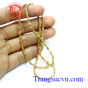 Dây chuyền nữ vàng tây quý phái kết hợp cùng mặt dây chuyền nữ tinh tế và quyến rũ