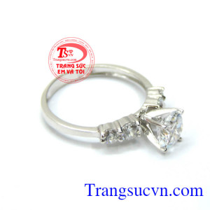 Thiết kế nữ tính, đính đá. Nhẫn nữ vàng trắng 18k sáng bóng