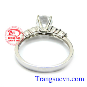 Nhẫn nữ món quả nhỏ mà ý nghĩa lớn dành cho người phụ nữ quan trọng. Nhẫn nữ vàng trắng 18k sáng bóng