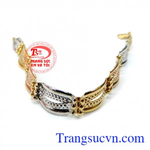 Đeo hợp thời trang. Lắc tay nữ vàng thời trang