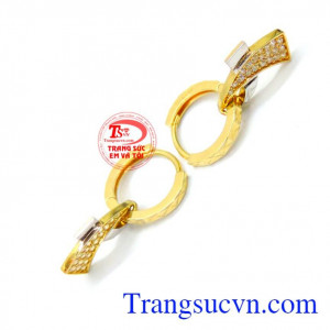 Đôi hoa tai đá đẹp TSVN mang đến vẻ đẹp thời trang quý phái cho người đeo.