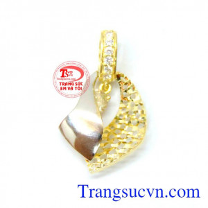 Mặt dây chuyền vàng 10k quý phái là mặt dây chuyền vàng tinh tế dành cho nữ.