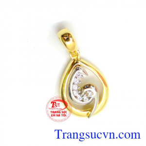 Mặt dây hình lá kết đá đẹp hợp thời trang và sang trọng quý phái dễ kết hợp với trang phục.